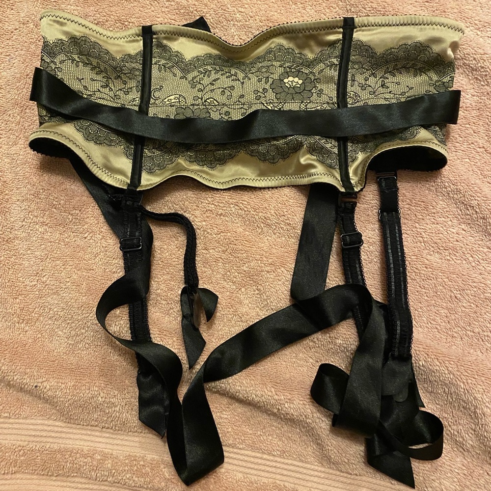 Chantelle 1937 Paris garter belt suspender belt size small beige black sexy lace